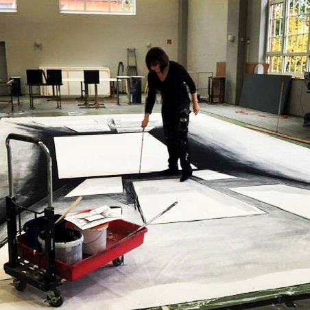 TheaterCelle's tweet photo. Letzte Hand ans Bühnenbild gelegt... Endspurt für ROT (von John Logan). Am Freitag, 25.10. ist Premiere im Malersaal.
Mit: Felix Lüke und Hussam Nimr
Regie und Kostüme:Uwe Dreysel
Bühnenbild: Birgit Bott
Dramaturgie:Matthias Schubert
#Celle #schlosstheater #johnlogan #marcrothko https://t.co/3WqV1upxdq
