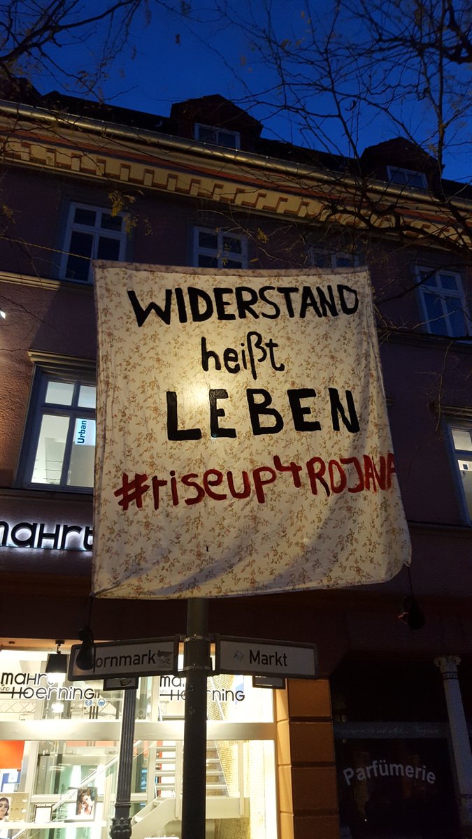 linksunten_goe's tweet photo. 1840 zwischen zwei Bäumen wurde ein Transparent aufgehangen bei der #Bockade gegen die #Veranstaltung von Thomas de Maizière innerhalb des Literaturherbst #Göttingen vorm Alten #Rathaus #riseup4rojava https://t.co/QyEafbSjkk