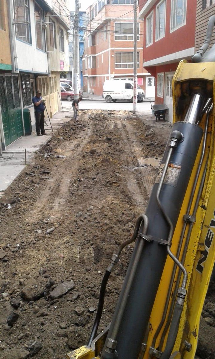 Alcaldiakennedy's tweet photo. #Inciamos obras para aplicación de fresado en Cr78F entre CL26 y CL27B Sur, en trabajo conjunto de la comunidad barrio Berlín, @UMVbogota y @Alcaldiakennedy donde gracias a la cooperación de todos, facilitaremos la movilidad en este sector de nuestra localidad.
#AdelanteEquipoK👍 https://t.co/55jGmZWoNl