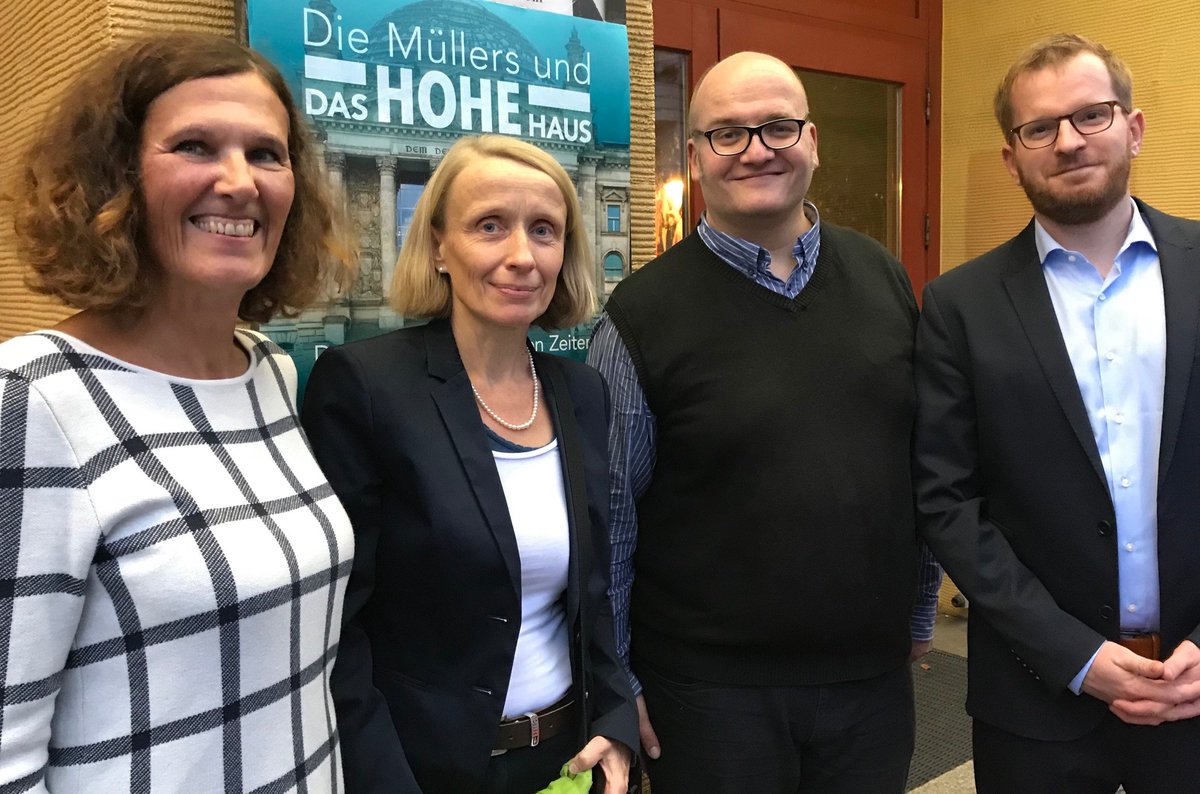 Pressescreening: Die Redakteurinnen Margit Schedler &amp; Heike Thiemann empfangen mit den Autoren Lars 
@seefeldt &amp; <a href="/BerndBenthin/">Bernd Benthin</a> im <a href="/BABYLON_Berlin/">BABYLON</a> die Gäste von "Die Müllers und das Hohe Haus - Demokratie in bewegten Zeiten". Do. 20.15 auf phoenix &amp; online: bit.ly/2MyHHS9