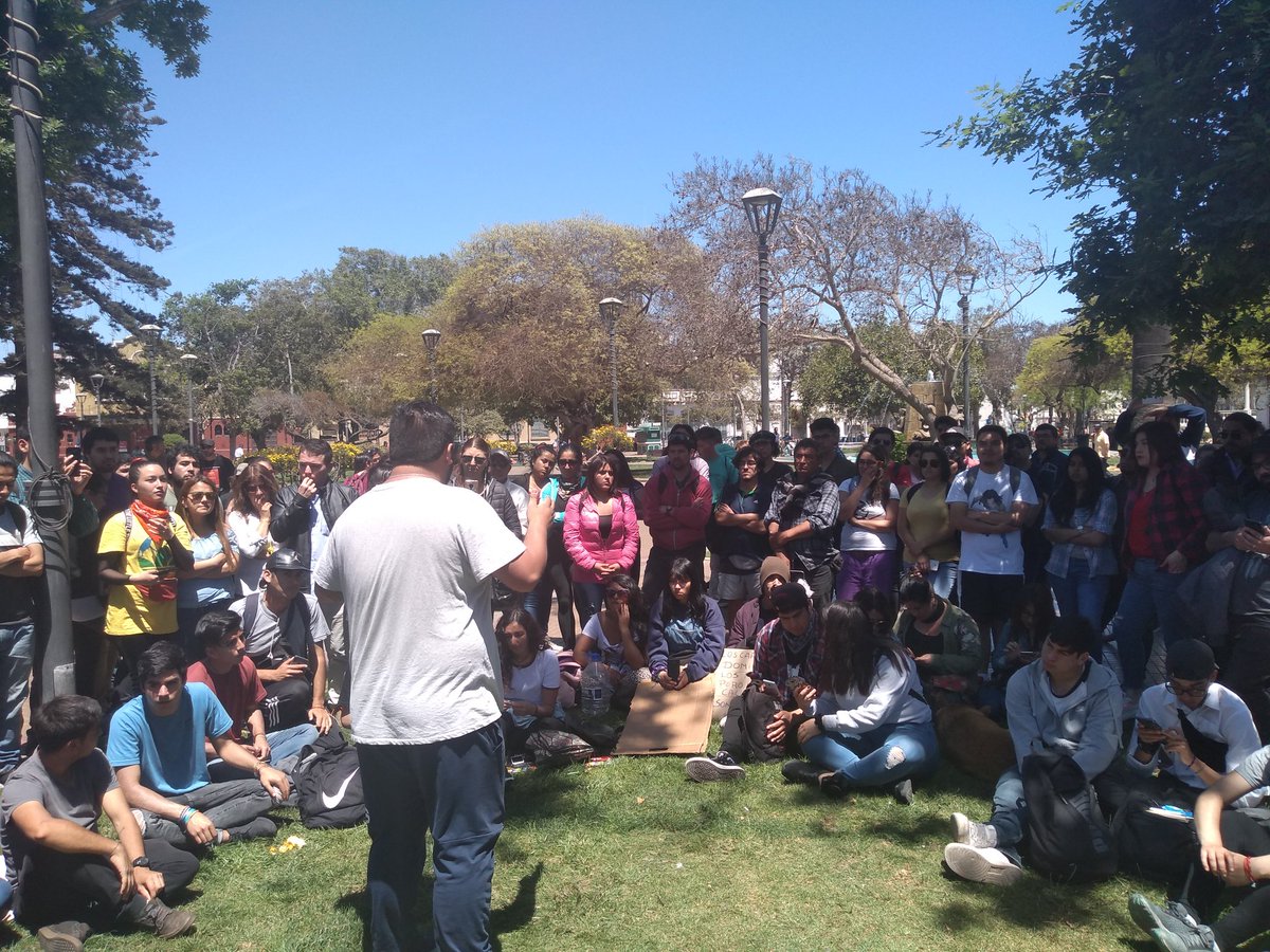 Juan Tirado Barrera (@juantiradob) on Twitter photo Hoy cientos llegaron a las #ClasesDeEmergencia organizadas en #LaSerena. Cómo profesores tenemos la labor de poner a la educación como herramienta para la revolución y poder #AprenderADecidir <a href="/Mila_Recabarren/">Mila Recabarren</a> Hoy cientos llegaron a las #ClasesDeEmergencia organizadas en #LaSerena. Cómo profesores tenemos la labor de poner a la educación como herramienta para la revolución y poder #AprenderADecidir <a href="/Mila_Recabarren/">Mila Recabarren</a>