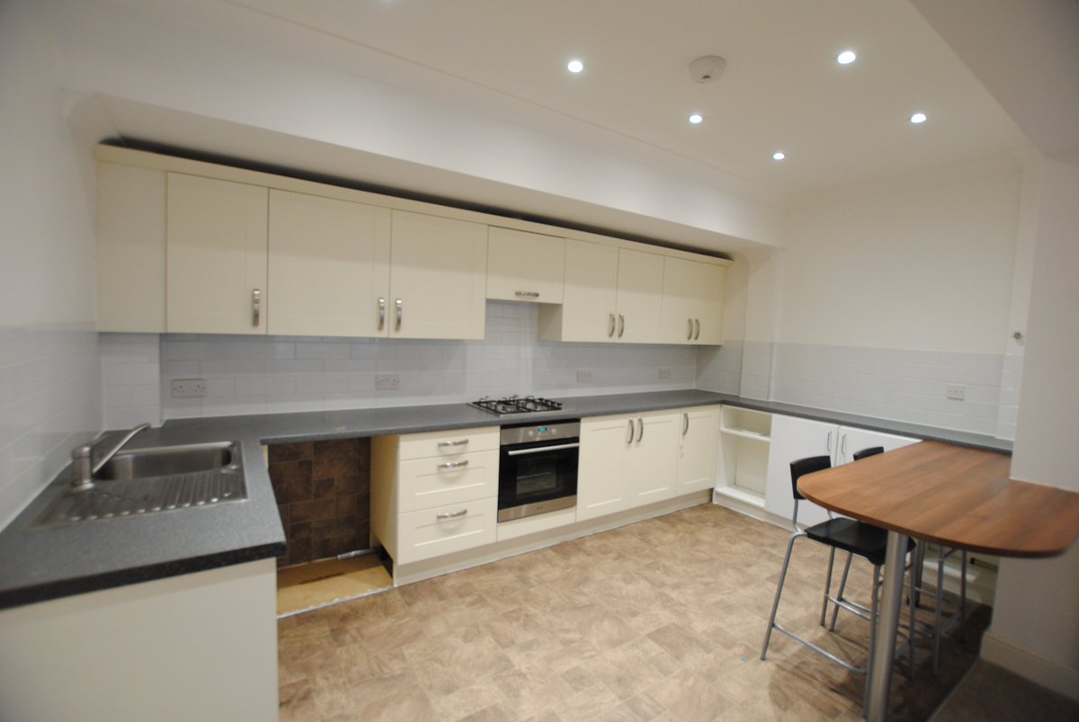 JBandMYestate's tweet photo. NEW TO THE MARKET Two Bedroom Maisonette in Central Coulsdon location £295,000 leasehold. Call us now on 01737 551111 to arrange a viewing. #Sales #JBMY #Coulsdon https://t.co/i4sFmY3sKH