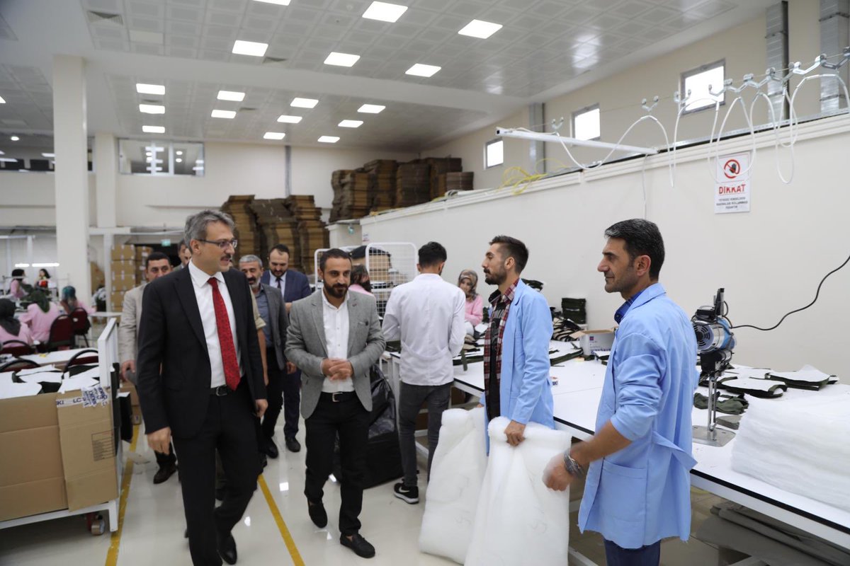 BingolOSB's tweet photo. Valimiz Kadir Ekinci, Organize Sanayi Bölgemizde faaliyet gösteren İstanbul Vizyon Teksil firmasını ziyaret etti; işletme yetkililerinden üretim süreçleri ve ürünler hakkında bilgi aldı @bingolvaliligi @bingoltso @_cevdetyilmaz @FeyziBerdibek1 @MMesutlhan @BingolYDO @bingolkosgeb https://t.co/6WiM48749k