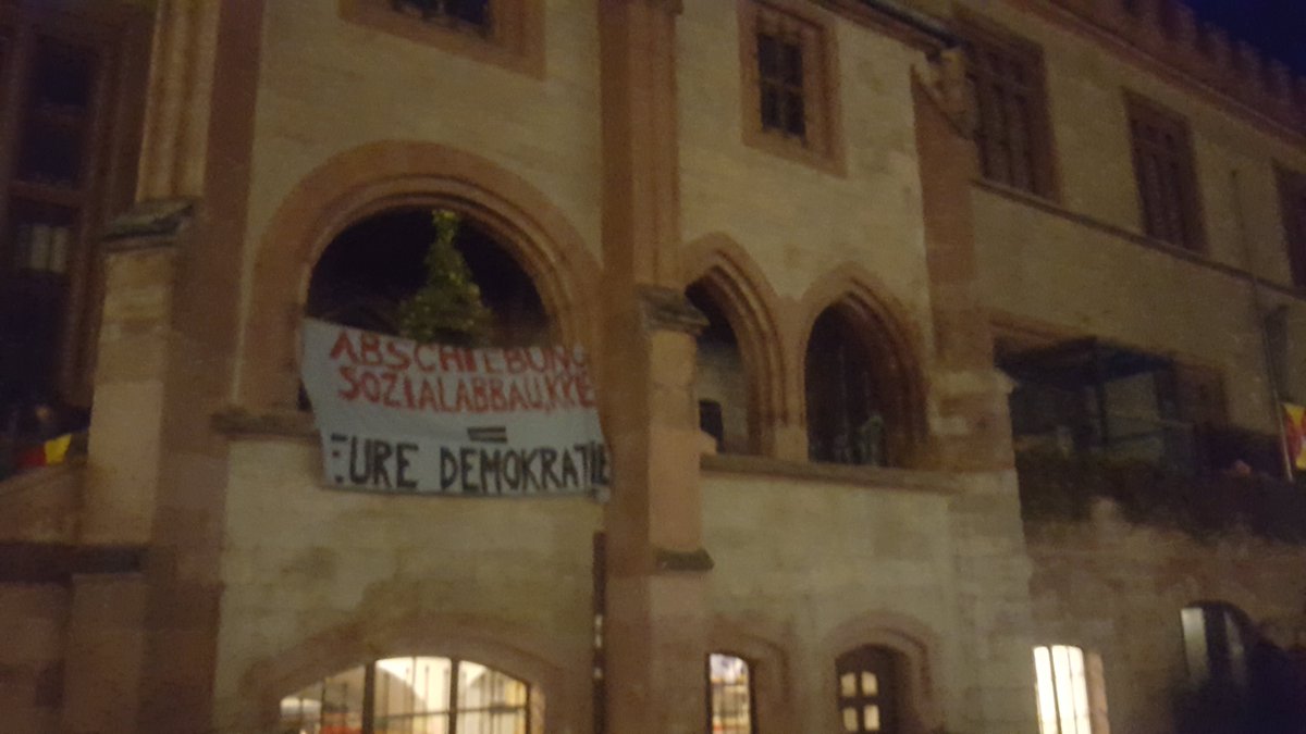 linksunten_goe's tweet photo. 1907 das Licht vorm alten Rathaus wurde abgeschaltet bei der #Bockade gegen die #Veranstaltung von Thomas de Maizière innerhalb des Literaturherbst #Göttingen vorm Alten #Rathaus #riseup4rojava https://t.co/0ZfCfcdEk3