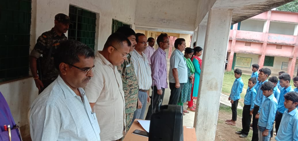 ILatehar's tweet photo. चंदवा प्रखंड के हाई स्कूल प्रांगण में प्रखंड विकास पदाधिकारी अरविन्द कुमार , पुलिस निरीक्षक,प्रखंड शिक्षा प्रसार पदाधिकारी व विद्यालय के सभी शिक्षक एवं छात्र-छात्राओं के द्वारा 21 अक्टूबर शहीद दिवस मनाया.
@cmojhr 
@dasraghubar 
@prdjharkhand 
@ajaynathjhaprd https://t.co/V0cwHx4Br1