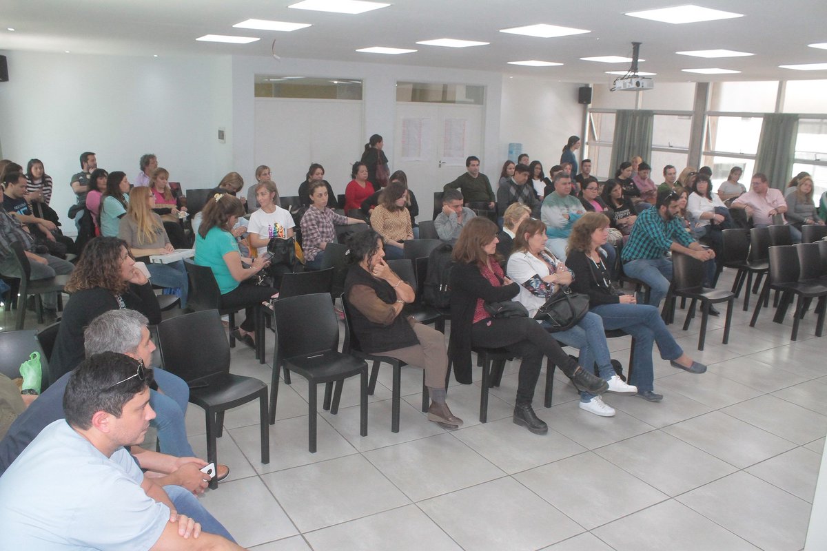 suoemcordoba's tweet photo. Nuestra Secr Gral Beatriz Biolatto junto a los integrantes de la Secr Gremial de #Salud y delegados se reunieron con compañeras y compañeros por el proyecto de ordenanza del agrupamiento de salud. https://t.co/mZXYCgYe83
