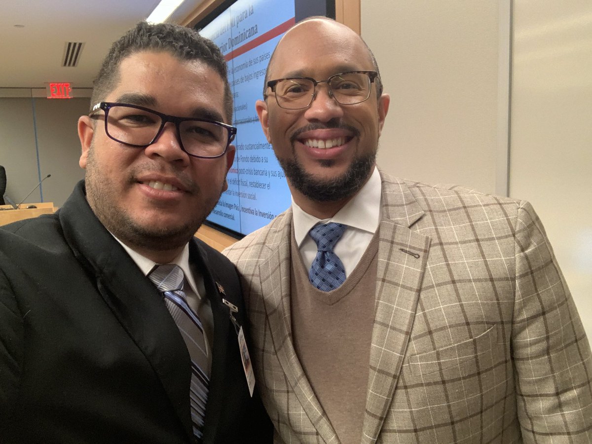 eliasnpena's tweet photo. Junto a Frank Fuentes, encargado de la misión diplomática ante el FMI.
#ProgramaLideresVisitantes https://t.co/731gKCZn3B