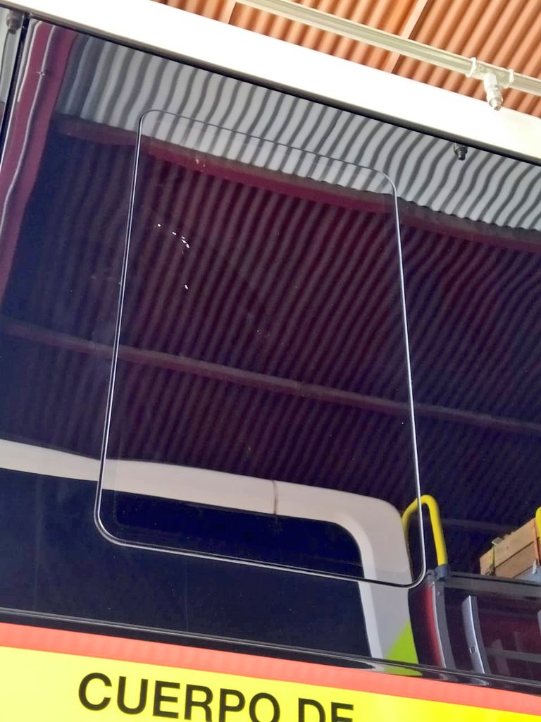 bomberos_antof's tweet photo. En horas de la madrugada de hoy la 10ma. Compañía @bombarendic sufrió  un acto vandálico que significó daños en vidrios y la unidad de agua B10
Solicitamos encarecidamente evitar la agresión a #Bomberos tanto a nuestros voluntarios y equipos
Estamos para servir y salvar vidas https://t.co/vgdNYFMyRL