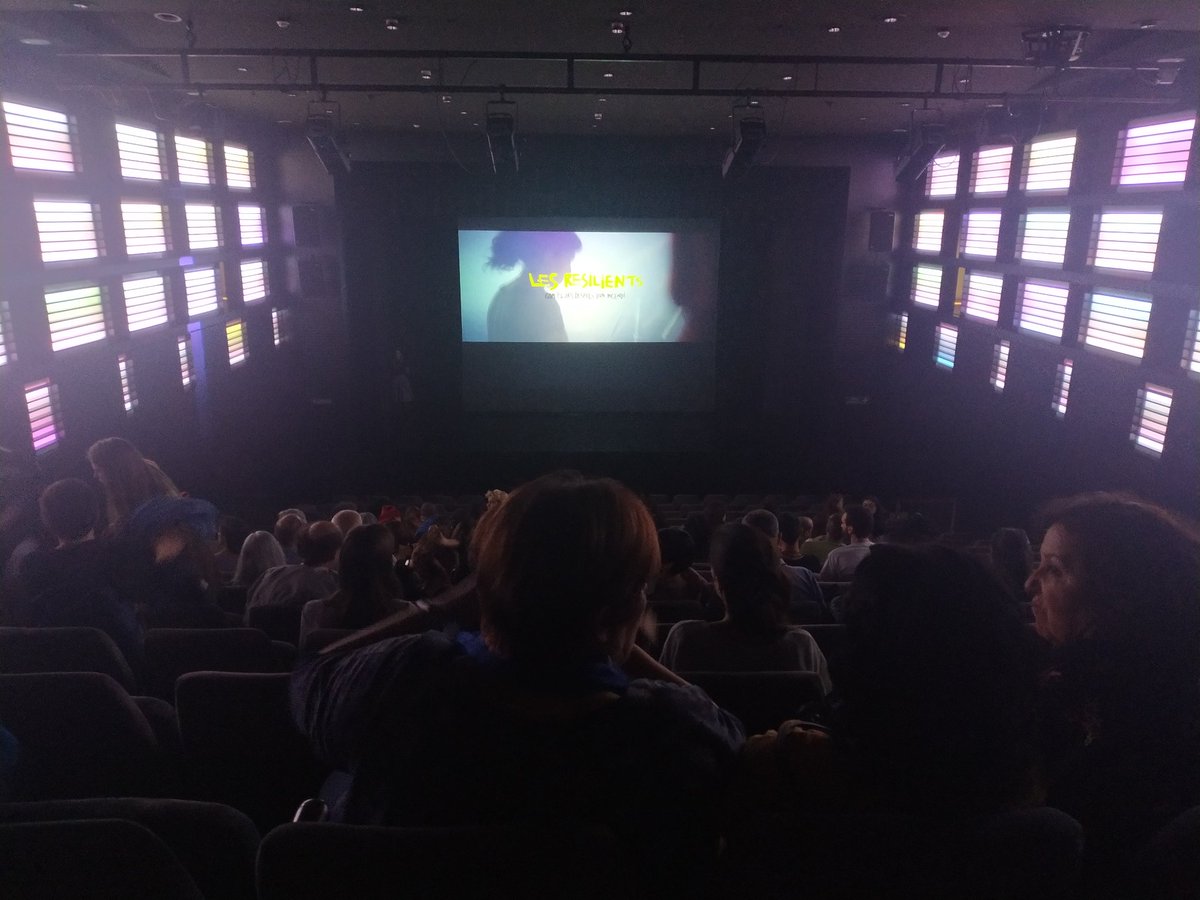 A La Bonne arranquem tot just amb l'estrena exclusiva del documental Les Resilients! La Sala és plena de les mecenes del Verkami i les artistes del documental. 👏🏾👏🏼👏🏿👏🏽 Les protagonistes són <a href="/somrobaestesa/">12/12 ❤️‍🩹 L'ÚLTIMA ESTESA</a>, <a href="/theseysisters/">The Sey Sisters</a>, @clara_peya i @tribaderap!