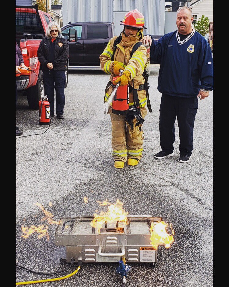 pgfdcadets's tweet photo. Fire Cadets from Charles Flowers High School demonstrate how to properly operate a fire extinguisher Courtesy of @bowievfd #pgfdcadets https://t.co/YS7hzQ6oMy