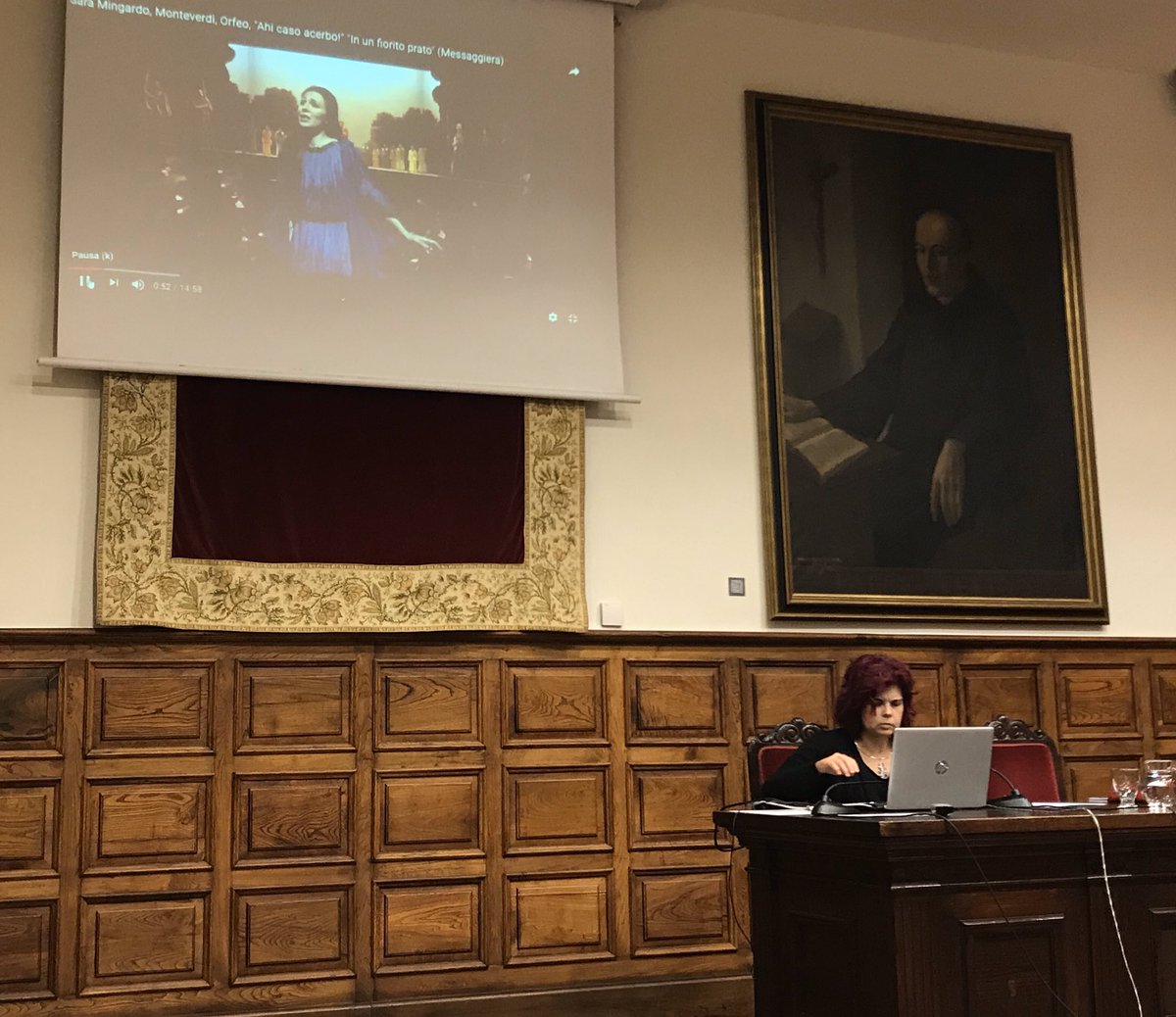 RL_Gloria's tweet photo. ¡Empezamos! Iniciando un apasionante y ‘hechizante’ taller de escucha con la musicóloga #MaríaSanhuesa en el Aula Magna de @uniovi_info @PisaContra @mar_corti #operabarroca @musicologyspain https://t.co/uDlUlASt5d