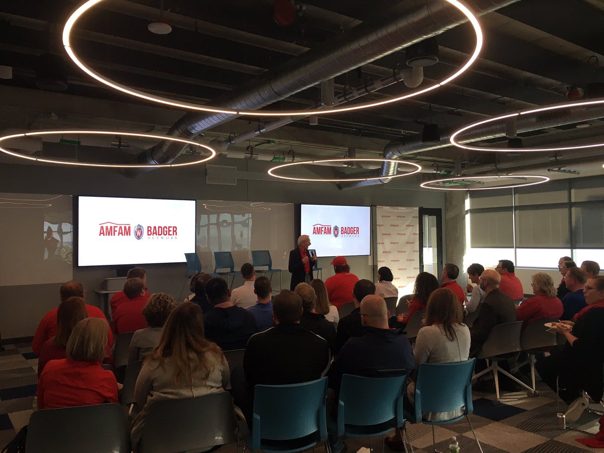 JenniferZblews1's tweet photo. Listening to Mike Leckrone’s take on his career at UW w/ @BrianZblewski #UWLegends #amfam #amfamBadgerAlumni https://t.co/G4XzBMo6ZM