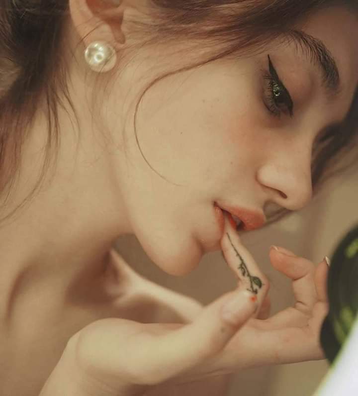 في انتظارك 
اتلمس وحشة الغياب 
ينتابني احساس طاغ بالقسوة 
اصير طفلة مشاكسة ..نزقة 
لا ترضيها اي قطع الحلوى 
كلماتك 
فقط كلماتك تهدئ من فيضان قلبها 
ترجع لها اتزانها 
وتطفئ فيها نار الغربة..