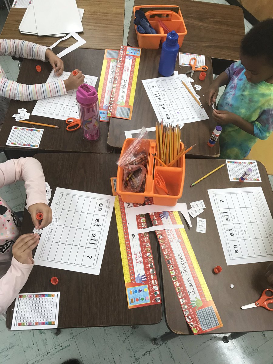 Mr_M_Teaches's tweet photo. Hands on word sort makes phonics learning so much fun 😁 #whyLP #truenorthbrunswick #MrMteaches https://t.co/JKYaMDkpob