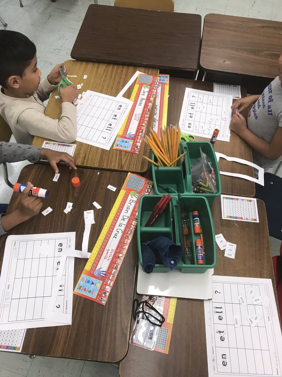 Mr_M_Teaches's tweet photo. Hands on word sort makes phonics learning so much fun 😁 #whyLP #truenorthbrunswick #MrMteaches https://t.co/JKYaMDkpob