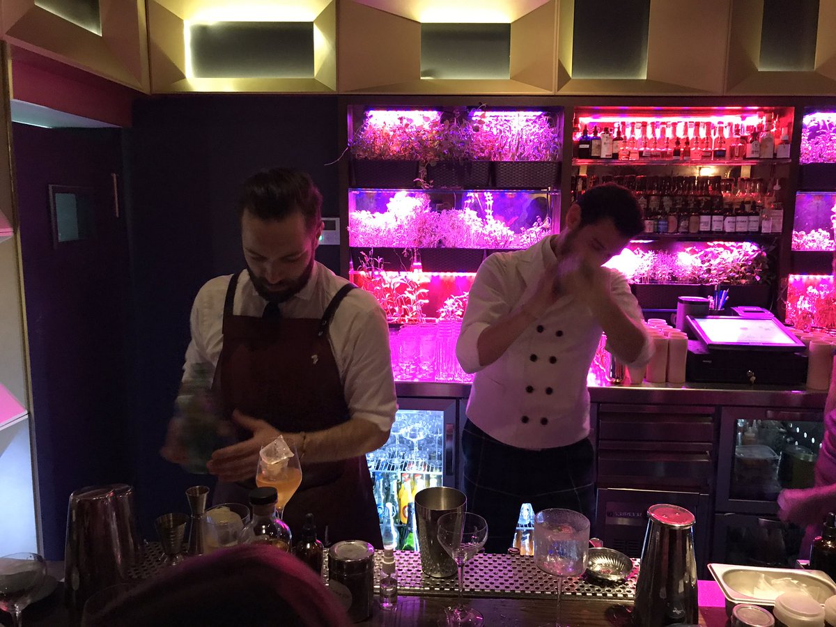 Y seguimos la noche en #MadridCocktailWeek, esta vez con Yann y Michele que nos prepararán sus mejores cócteles en <a href="/madrid_angelita/">Angelita Madrid</a> ¿Vienes? ¡Aún estás a tiempo!