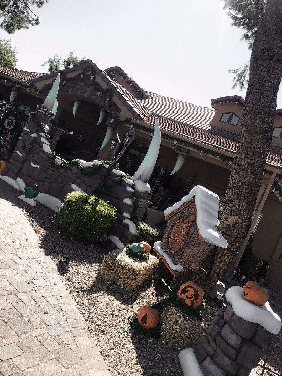 chloemar__'s tweet photo. Do you like...
⚪️Halloween
⚪️Christmas
⚪️Nightmare Before Christmas
🔘All of the above
Check out the Halloween Christmas House in Tempe. It’s free to visit but they do accept donations for @SojournerCenter. Learn more during #PositivelyArizona Sunday at 7:30p. https://t.co/6y07JdOsMQ