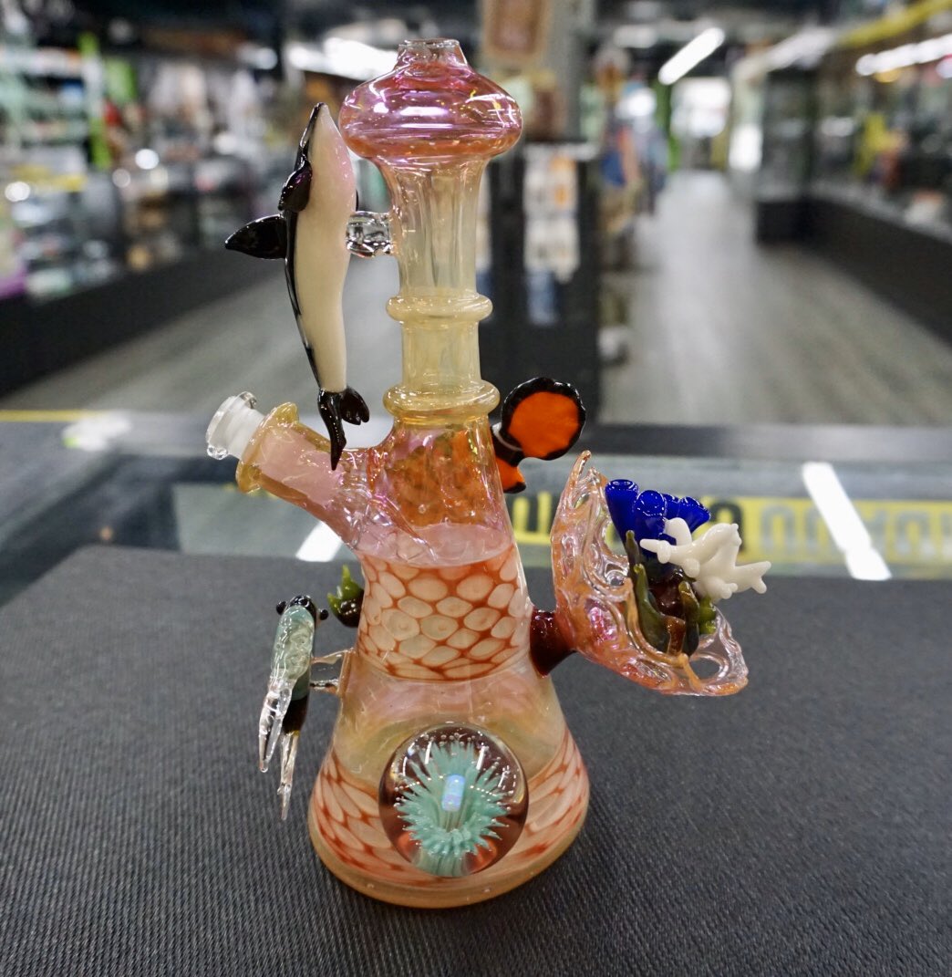 20Past4andMore's tweet photo. Super cool sea life piece by @dawghouseglass 🐠🐳🐙 #headyglassforsale #heady #dawghouseglass #oprahsbookclub #sealife #glassmaster #stayglassy #broadripple #team20past4 https://t.co/GWptoukVNj