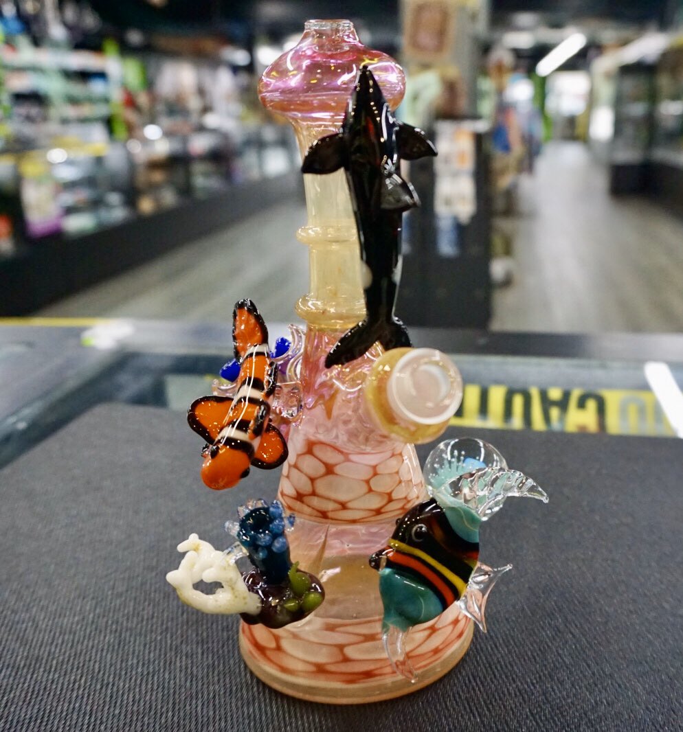 20Past4andMore's tweet photo. Super cool sea life piece by @dawghouseglass 🐠🐳🐙 #headyglassforsale #heady #dawghouseglass #oprahsbookclub #sealife #glassmaster #stayglassy #broadripple #team20past4 https://t.co/GWptoukVNj