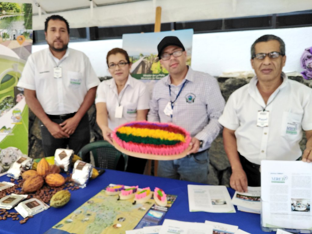 LaRedDT's tweet photo. Colegas de la Micro Región del Bálsamo presentes en la Feria de logros en la #SemanaDT con el cepillo más grande. #SemanaDT 👏👏👏👏👇👇👇 https://t.co/7Win2F9LjT