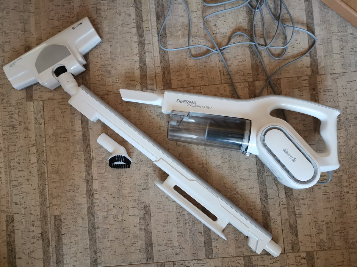 TechnoSeniorPL's tweet photo. W nasze ręce wpadł właśnie odkurzacz Deerma DX700. Pierwsze sprzątanie już za nami 😁

#jamicon #derma #odkurzacz https://t.co/6NRZlCB657