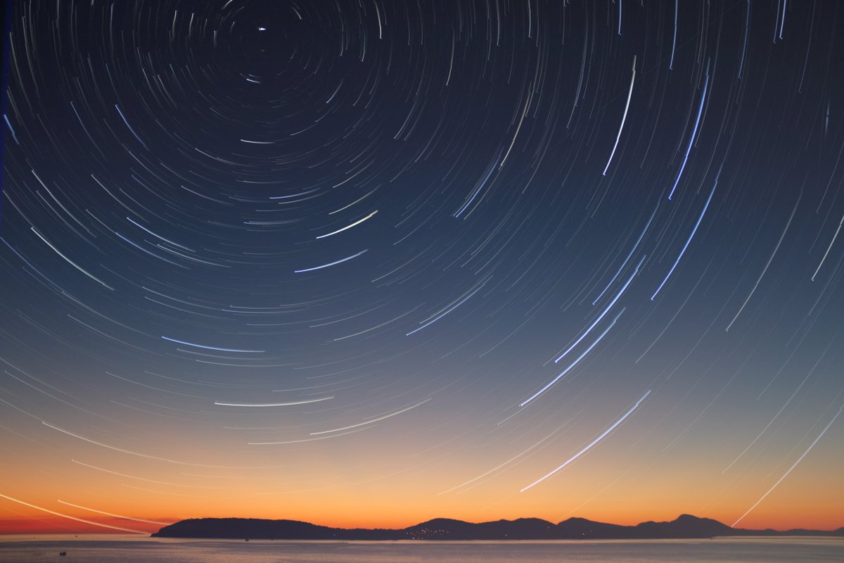 SpaceCentreYVR's tweet photo. Meteor Shower Tonight! #SkyAlerts

The Orionid meteor shower reaches its peak tonight. It's produced by dust grains left behind by Halley's comet! 

It will be a bit more difficult to observe here in Vancouver, averaging about 6 meteors per hour. https://t.co/ID6mnQ4GXO