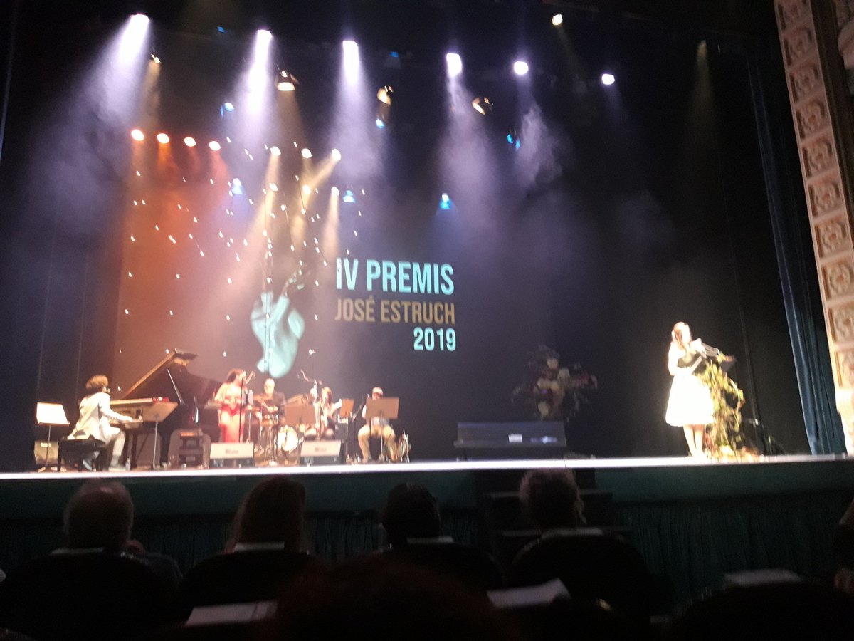 NatxoBellido's tweet photo. Comencen els IV #PremisEstruch en el @teaprinalicante una festa del teatre i les arts escèniques, enguany conduïda per una actriu fantàstica @elecandela q ens porta per jardí de la memòria de Pepe Estruch... acompanyada per la força de la música de @Orjazzmic_band #CulturaAlacant https://t.co/bLi4t3mAjS