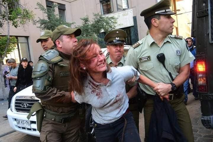 vaninabiasi's tweet photo. Los pacos reprimen impunemente, manosean mujeres y asesinan al servicio de gobiernos ajustadores y privatistas. #FueraPiñera #FueraPacos viva el pueblo que lucha! https://t.co/9cjUZ8R4uz