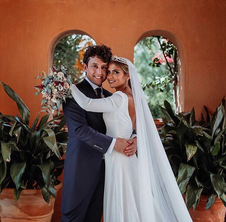 CeliaEventos's tweet image. Chicos, ¡Gracias por dejarnos participar en un día tan especial para vosotros y vuestras familias! ¡Enhorabuena Aida&amp;amp;Rubén! 
Pedazo de equipo🙌🏼
Fotografia: @nanogallego @carlosmartinfotografia 
Video: @banian.es 
Maquillaje: @jorgefortesg 
Vestido de la novia: @jluzambonino