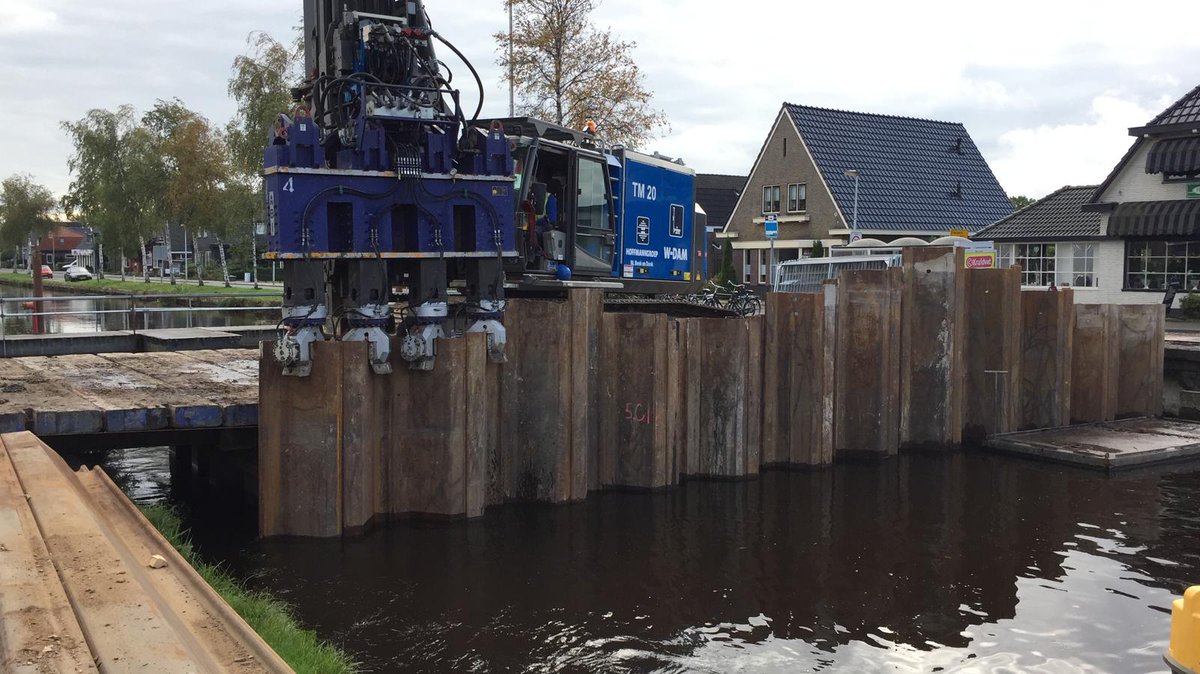 Wij zijn bij Stokersverlaat in Appelscha begonnen met trillingsvrij aanbrengen van de stalen damwanden <a href="/Owerf/">Ooststellingwerf</a>