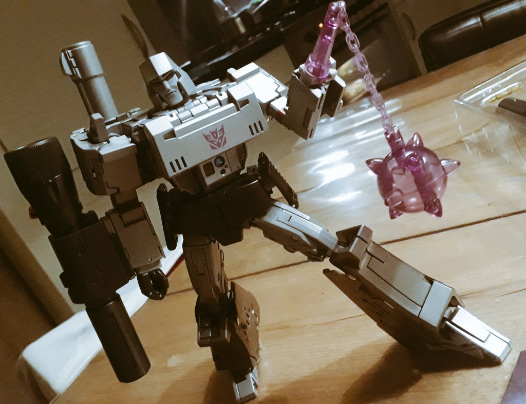 Chrischzz's tweet photo. Koste weer een uur om hem terug naar robot te veranderen, maar hèhèpoehpoeh.. klaar. #Megatron #Grootkind https://t.co/xMSeOsXyvx