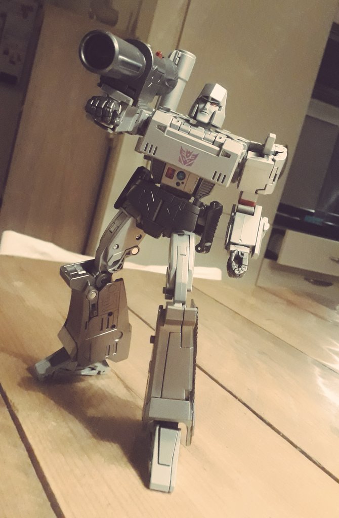 Chrischzz's tweet photo. Koste weer een uur om hem terug naar robot te veranderen, maar hèhèpoehpoeh.. klaar. #Megatron #Grootkind https://t.co/xMSeOsXyvx