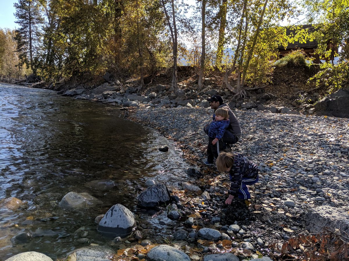 Zero_House's tweet photo. 🍂Fall family exploration down by the river. 🍁
#methowvalley #artemisiacabin #winthropwa #chewuchriver #methowlife #cabinlife #twins https://t.co/8GuKrpdGwf