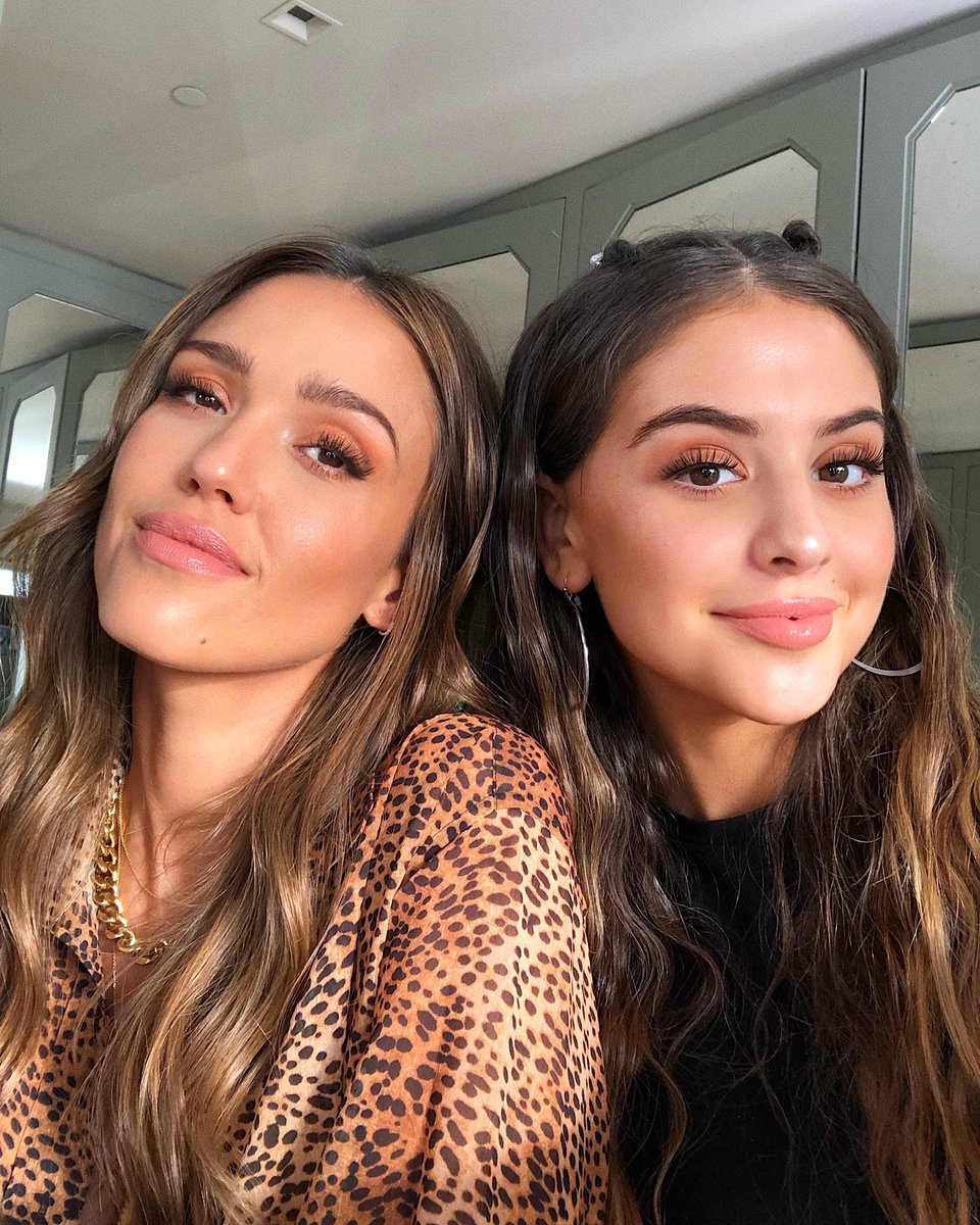 LaurenGiraldo's tweet photo. Seeing double? 👯‍♀️ 

Get ready with me and @jessicaalba 

https://t.co/pkpo8hKLPB https://t.co/MbSMZJYqW2