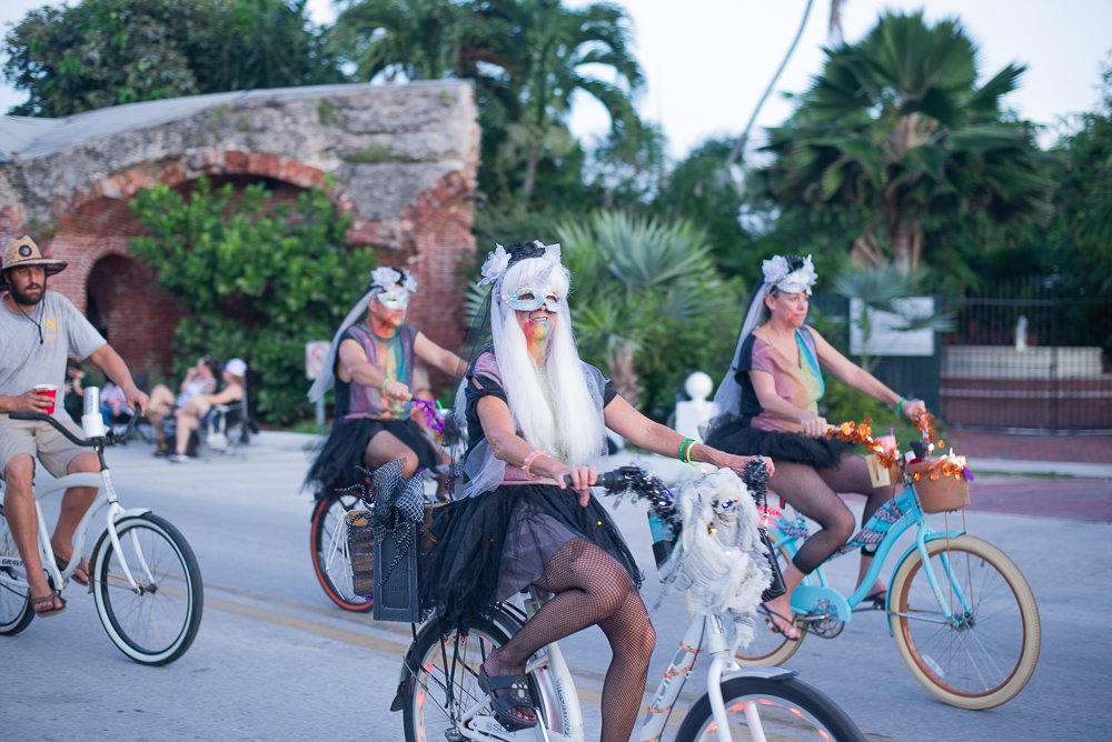 FloridaKeys's tweet photo. Who let the Zombies out? π§ββοΈπ§ββοΈ
Bike-riding undead took over Key West last night for one of the most popular events of #FantasyFest
#InTuneButOffKey #KeyWest #floridakeys #FLKeys https://t.co/AEsEW77d0B