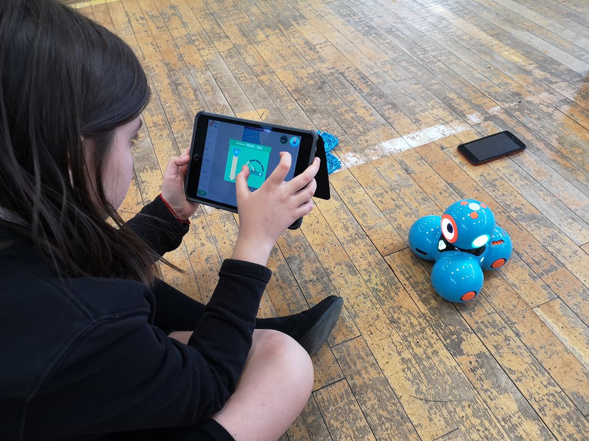 TAScotland's tweet image. @DigitalXtraFund #robotdanceoff group 2 in full swing again this afternoon @Banchoryps Heading towards finalise our code and preparing our videos next week 😀