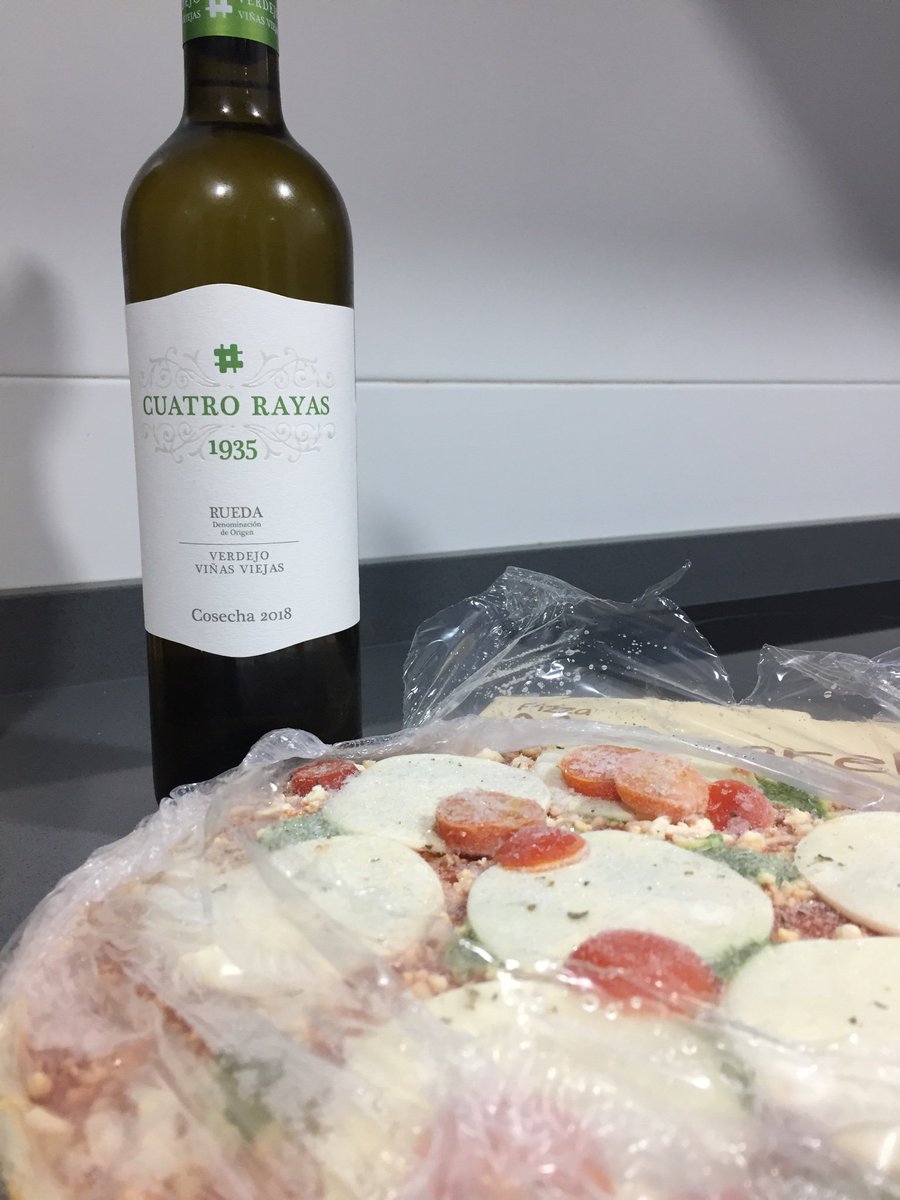 JaviDomingoE's tweet photo. #ConVinoSabeTodoMejor Pizza y Vino, perfecta combinación #PureGentleman https://t.co/QQf39WBMhw