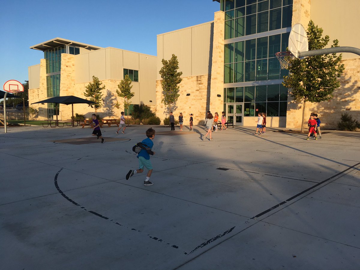 MrsKMay79's tweet photo. A beautiful morning for relay races on #ssesmoveitmonday #sycamoreyr3 😄 https://t.co/DoAd0MzN34