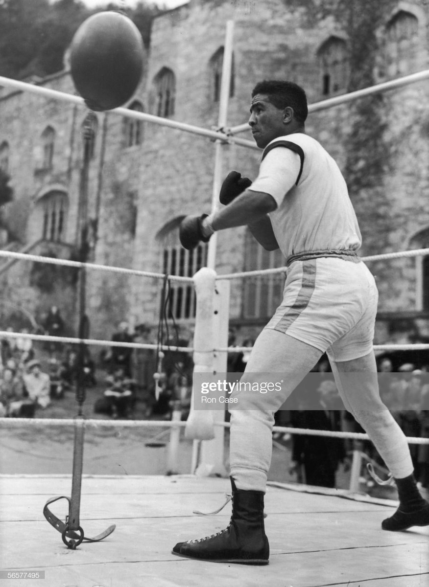 TocynTymor's tweet image. Randolph Turpin yn hyfforddi y tu allan i Gastell Gwrych ger Abergele yn 1951 yn arwain i fyny at ei ornest yn erbyn Sugar Ray Robinson am bencampwriaeth pwysau canol y byd. #bocsio 🥊