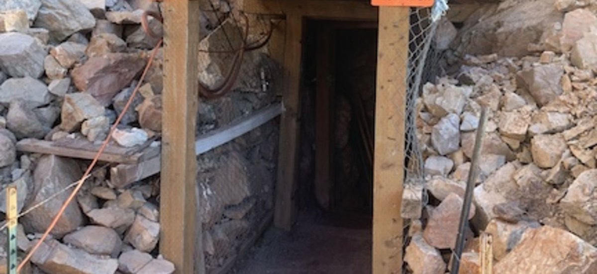 wherephoenix's tweet photo. Rock hounds will thrill at the opportunity to explore an #amethyst mine in the heart of the Four Peaks Mountains. #Phoenix https://t.co/8DVLpzPff8 https://t.co/Nrg12O7K4I