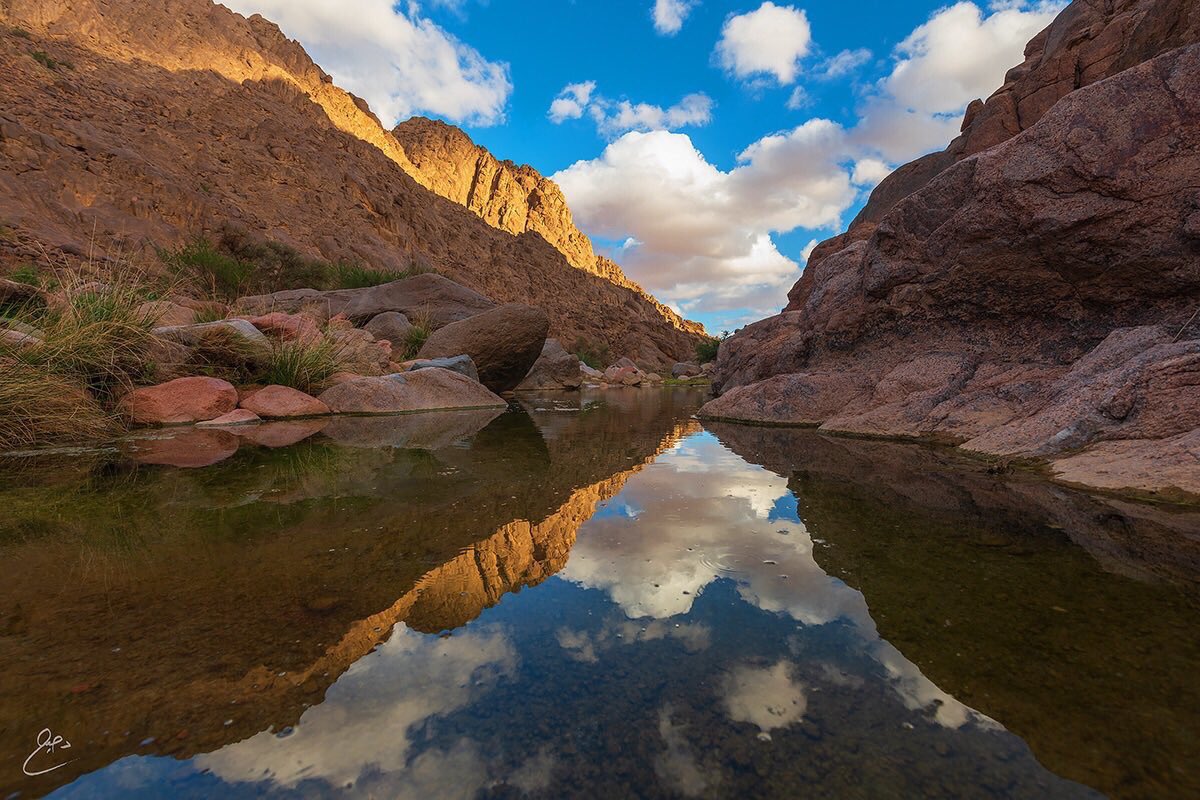 Saudi_MT's tweet photo. جداول من المياه الساكنة تشقّ طريقها من بين الصخور لتتمازج مع فضاءات الطبيعة الوهّاجة في لوحة فنية تعكس صفاء سماء #حائل https://t.co/mNYr91KhRD