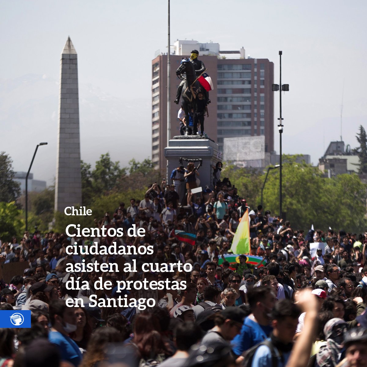 elmercurioec's tweet photo. Cientos de personas se manifiestan durante una jornada de protestas este lunes en Santiago de #Chile. Manifestantes iniciaron su concentración en distintos lugares de la ciudad, principalmente en la céntrica Plaza Italia, en una protesta masiva y de momento pacífica. #MercurioEc https://t.co/hy6zy44AJ0