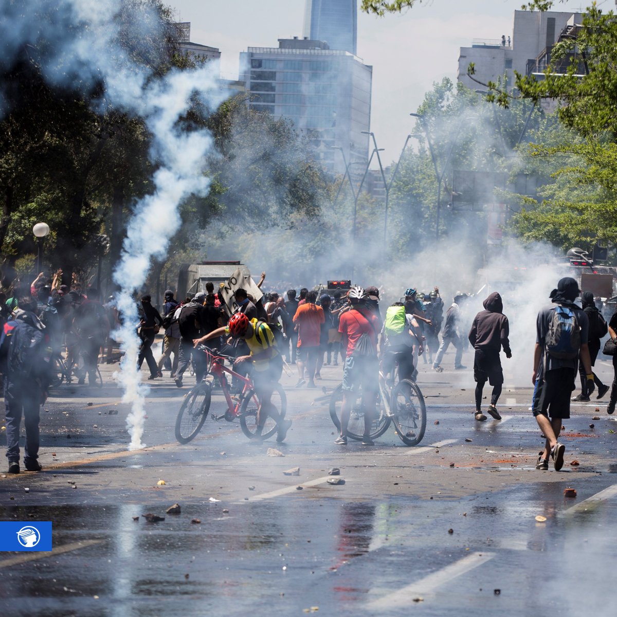 elmercurioec's tweet photo. Cientos de personas se manifiestan durante una jornada de protestas este lunes en Santiago de #Chile. Manifestantes iniciaron su concentración en distintos lugares de la ciudad, principalmente en la céntrica Plaza Italia, en una protesta masiva y de momento pacífica. #MercurioEc https://t.co/hy6zy44AJ0