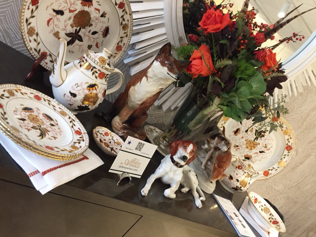 replacementsltd's tweet photo. Easy to see fall is @LindseyCHarper’s favorite season with this gorgeous #hpmkt #diningbydesign table. Meet Lindsey starting at 4 p.m.  200 N. Hamilton St. #replacementsltd #aldenparkes #DesignOnHPMkt https://t.co/pSDgIKZvjQ