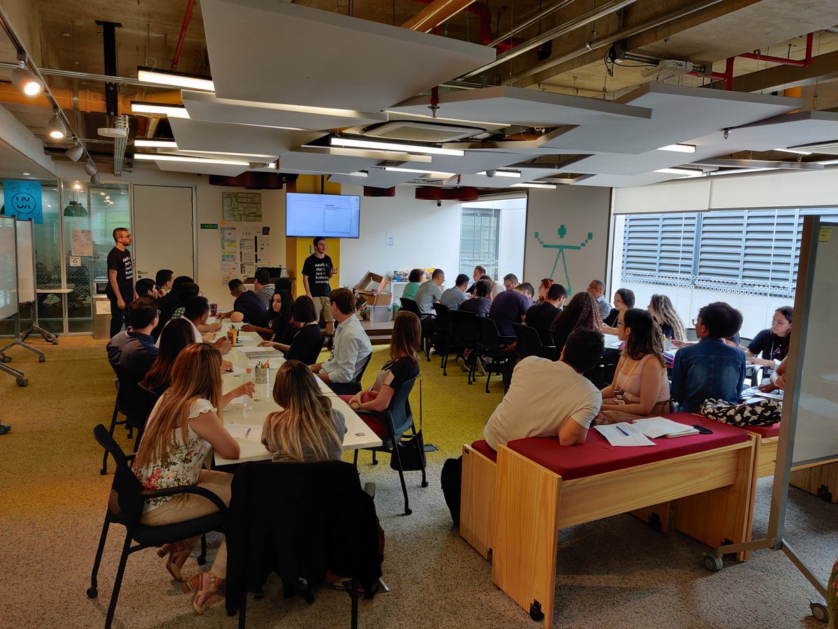 UXLabSP's tweet image. Para comemorar o dia do Profissional de TI, a @TOTVS  abriu suas portas nos dias 15 e 16 de outubro para realizar diversas oficinas. O UX Lab participou realizando dois crash courses de Design Thinking, fazendo com que todos colocassem a mão na massa.

#UXLabDays #UXLabFAZ