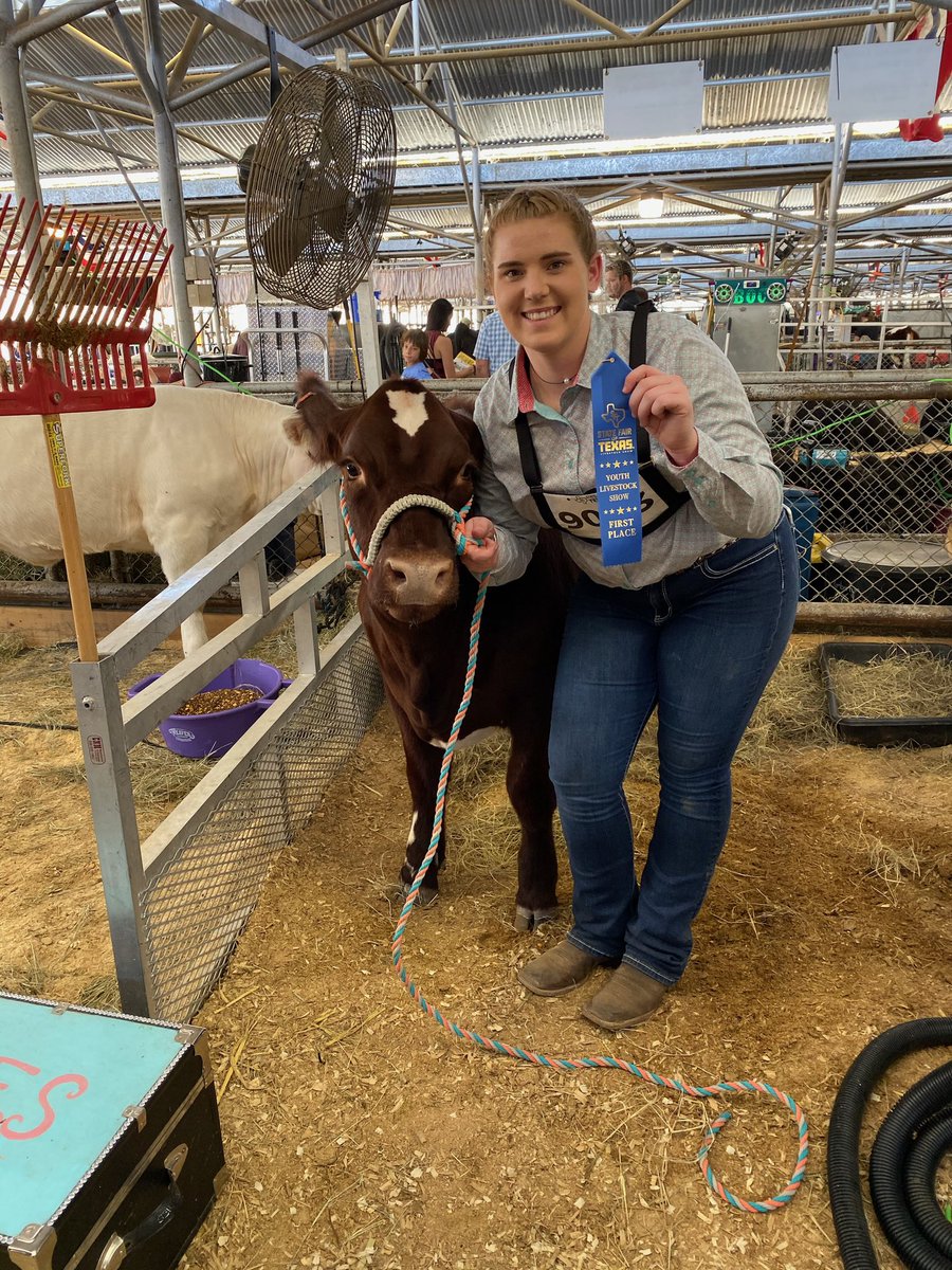The State Fair of Texas was a blast!! Congratulations to Kim and Taylor! 
Kim won first in her class with her heifer, Bubbles, and Taylor took second in her class with her steer. Proud of you, ladies! 💙💛🐮
