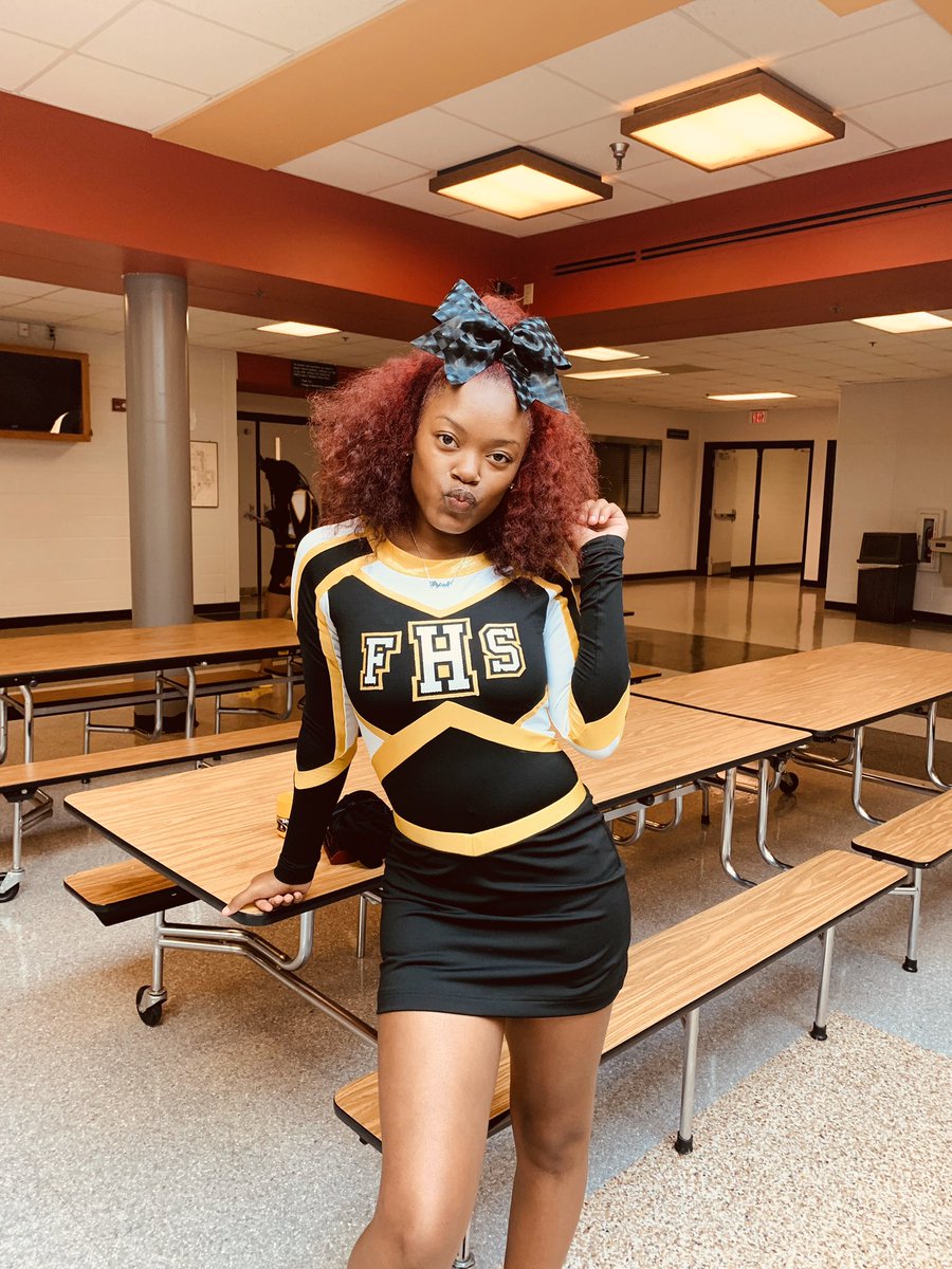 pejaahmakaai's tweet photo. Love my team , wouldn’t cheer for anyone else ❤️ #DARKSIDEEEE 🖤💛 https://t.co/SIX3AycOi7