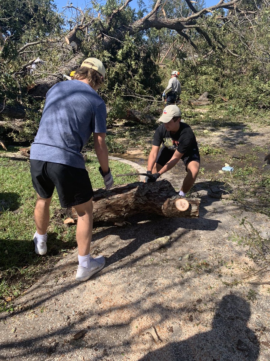 FootballESD's tweet photo. @FootballESD players helping their Preston Hollow teammates affected by last night’s tornado. Thank you, gentlemen. @spcsports @TXPrivateFBGuy @ESDAthletics #THEepiscopalschoolofdallas https://t.co/yg1fEuOKED