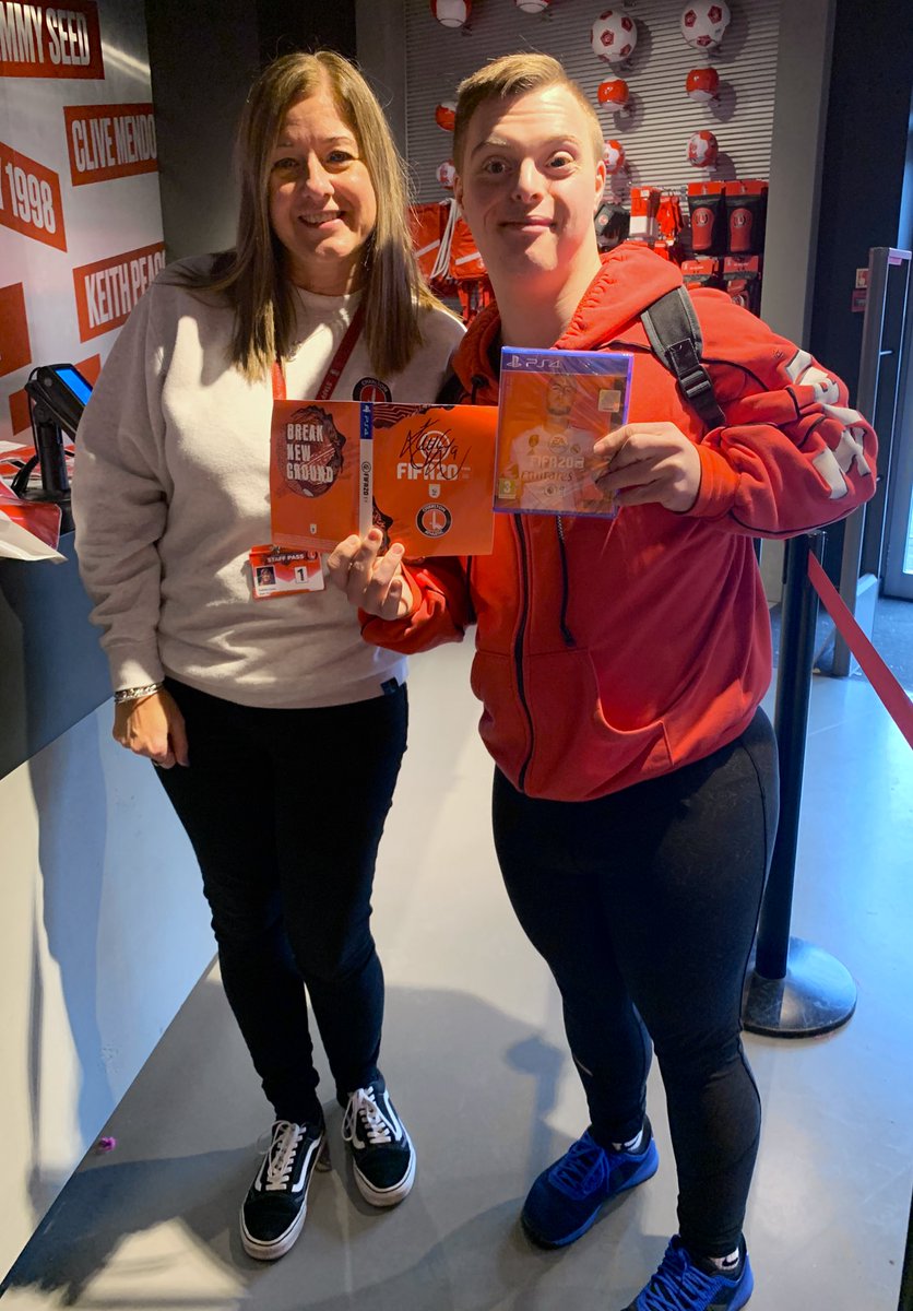 I won second prize in the raffle 🙂#LylesPinkOctober #FIFA20 <a href="/mattyhpants/">Debbie Cross</a> <a href="/lyletaylor90/">Lyle Taylor</a>