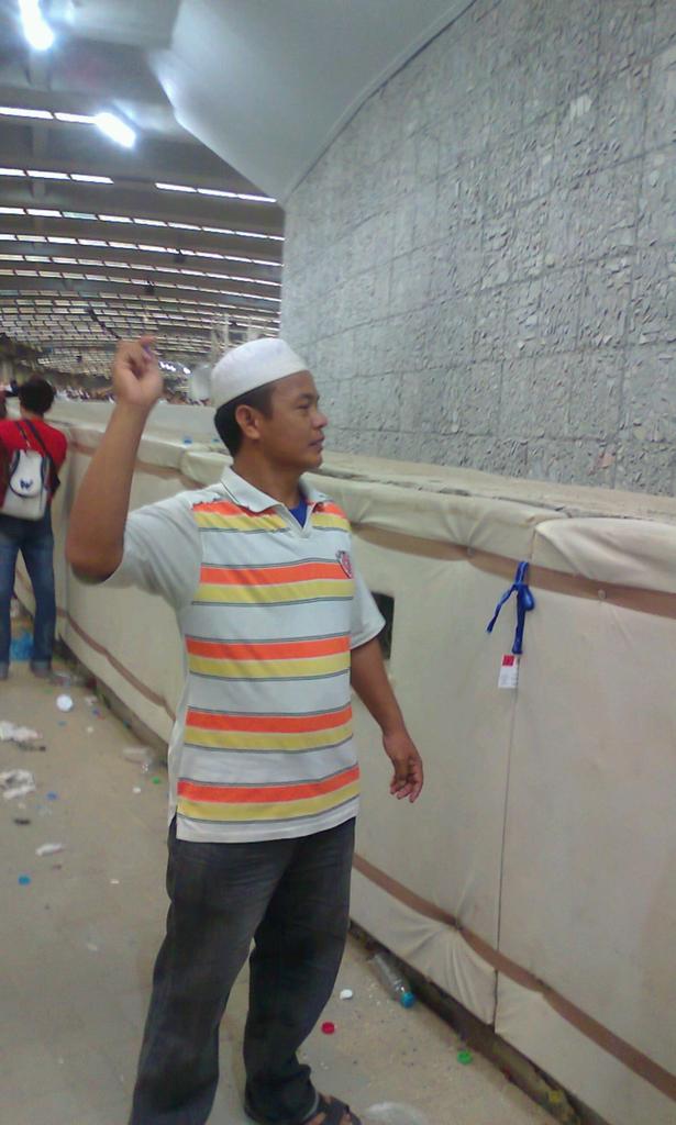 FShodig's tweet image. Hidup yang penuh lika - liku dan luka tapi tanpa leka , terlalu panjang untuk memeriksa satu demi satu jawabannya .